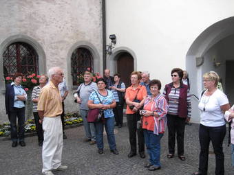Pilger vor dem Rathaus Konstanz; Bild Manfred Riebl