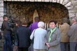 Die Pilger beten vor der Lourdes-Grotte zur Hl. Mutter Gottes