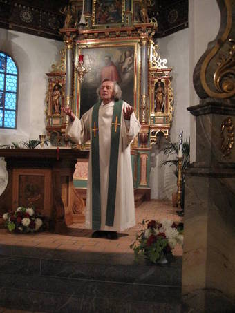 Pfarrer Jakob Eder predigt; Foto Manfred Riebl